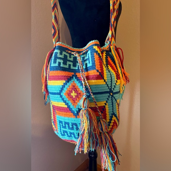 Authentic handwoven Colombian Mochila made by the Wayuu tribe in La Guajira. - Picture 4 of 6